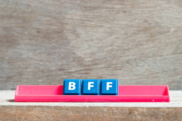 Kachelbuchstabe auf rotem Gestell in Wort bff (Abkürzung für besten Freund für immer) auf Holzgrund — Stockfoto