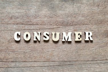 Ahşap arka planda kelime tüketici mektup bloğu