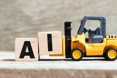 Oyuncak forklift ahşap arka plan üzerinde kelime Ai (Sayfa yapay zeka kısaltması) tamamlamak için harf bloğu i tutun
