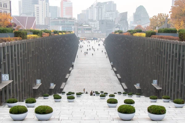 Seul, Güney Kore, 6 Kasım 2018, dünyanın en büyük kadın eğitim enstitüsü olan Ewha Kampüs Kompleksi, Ewha Üniversitesi 'nde öğrenci ve gezgin yürüyüş