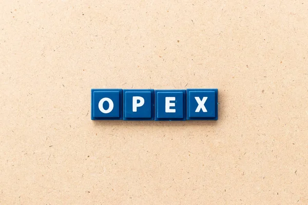 Litera kafelka w słowie OPEX (skrót kosztów operacyjnych) na tle drewna — Zdjęcie stockowe