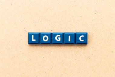 Ahşap arka planda kelime mantığında kiremit harfi