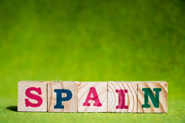 Μπλοκ γράμμα στο Word Ισπανία σε τεχνητό πράσινο φόντο — Φωτογραφία Αρχείου