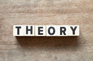 Ahşap arka plan üzerinde kelime teorisinde harf bloğu