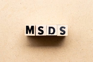 Ahşap arka plan daki Msds harfi bloğu (malzeme güvenlik veri sayfasının kısaltması) 