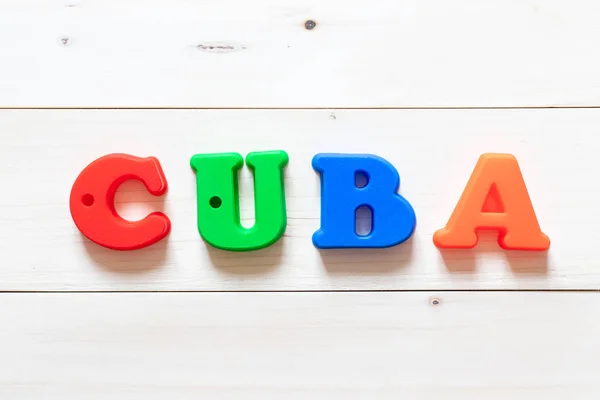Carta bloque en la palabra Cuba sobre fondo de madera blanca —  Fotos de Stock