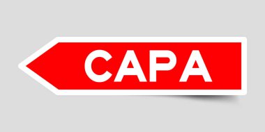 Beyaz arka planda kelime Capa (düzeltici eylem ve önleyici eylem kısaltması) olarak kırmızı renkli ok şeklinde etiket etiketi