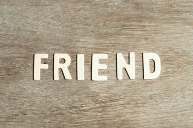 Ahşap arka planda kelime firend alfabe harfi