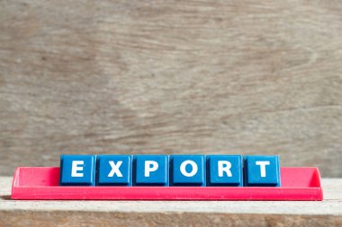 Ahşap arka planda kelime ihracatı kırmızı raf üzerinde kiremit harfi