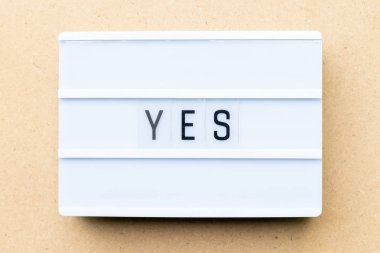 Ahşap arka plan üzerinde kelime evet ile beyaz lightbox