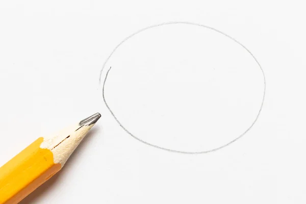 白い紙の背景に丸い形状の描画を持つ木製の鉛筆 — ストック写真