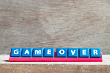 Ahşap arka plan üzerinde kelime oyunu kırmızı raf üzerinde Kiremit harfi