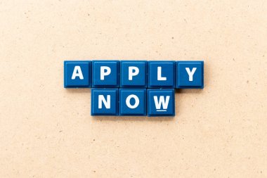 Kelime kiremit harf ahşap arka plan üzerinde şimdi geçerli