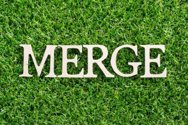 Kelime olarak ahşap harf yapay yeşil çimen arka planında birleşir