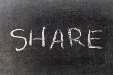 Kara tahta arka planında tebeşirle yazı paylaşımı