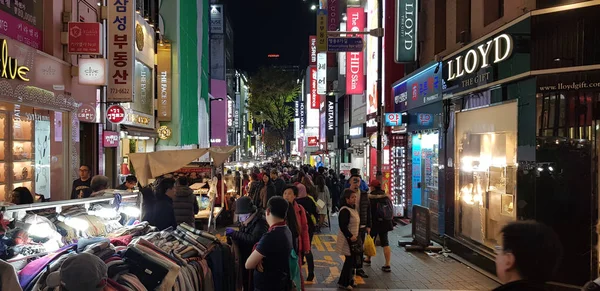 首尔，韩国2018年11月7日： 身份不明的旅行者步行到明东街购物。这个地方是韩国首尔著名的购物区 — 图库照片