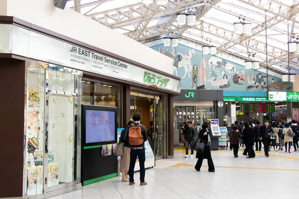 Tokio, Japón - 28 de abril de 2019: Personas no identificadas pasan a pie por el centro de servicio de viajes JR East ubicado en la estación de Ueno — Foto de Stock