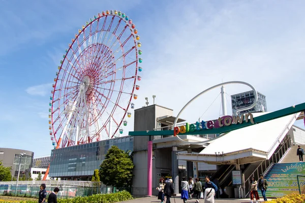 2019年4月28日東京都お台場に位置する巨大観覧車付きパレットタウンショッピング複合施設 — ストック写真