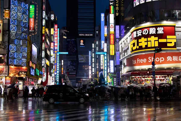 Tokio, Japón - 1 de mayo de 2019: La multitud espera para cruzar la calle frente al distrito de Kabukicho en Tokio Japón. Kabukicho es la calle que tiene Godzilla cabeza en gracery hotel, entretenimiento y bar . — Foto de Stock