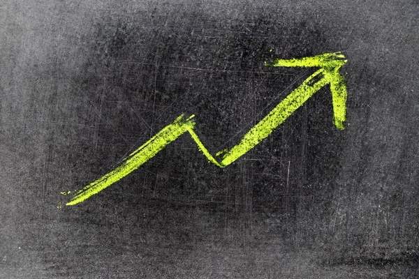 Dibujo de tiza verde como gráfico de flecha hacia arriba sobre fondo de pizarra negra (Concepto para la venta, beneficio, costo de la empresa en tendencia alcista ) — Foto de Stock