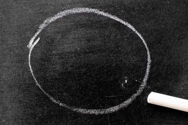Beyaz renkli tebeşir el çizimi daire şeklinde veya yuvarlak şekilli ve tebeşirle yazı tahtası üzerinde fotokopi alanı ya da dekorasyon için boş alan