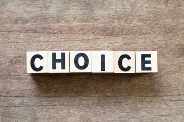 Mektup blok ahşap arka plan üzerinde kelime seçiminde