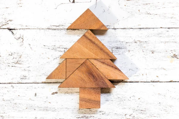 Rompecabezas Tangram en forma de navidad o pino sobre fondo de madera blanca vieja — Foto de Stock