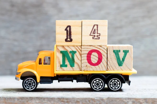 Lastbil hålla bokstav block i ord 14nov på trä bakgrund (Koncept för datum 14 månad November) — Stockfoto