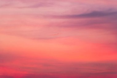 Gün batımından sonra bulutlu güzel bir açık gökyüzü.