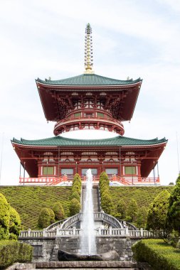 Narita, Japonya - 3 Mayıs 2019 Naritasan shinshoji tapınağındaki Büyük Barış Pagoda. Bu tapınak Japonya 'daki en ünlü yerdir..