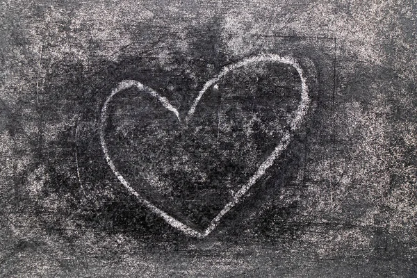 Weiße Kreidehandzeichnung in Herzform auf Tafel-Hintergrund — Stockfoto