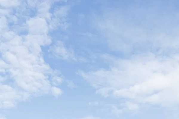 Clear beautiful blue sky with white cloud background — Stock Photo, Image