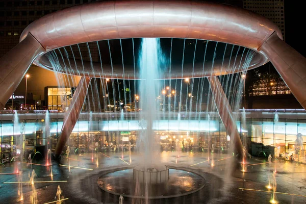 Singapore - 7 mei 2017: Fountain of Wealth is de beroemde reisbestemming gevestigd in Suntec torens, Singapore. — Stockfoto