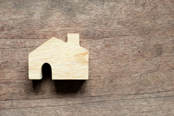 Modelo em forma de casa no fundo de madeira — Fotografia de Stock