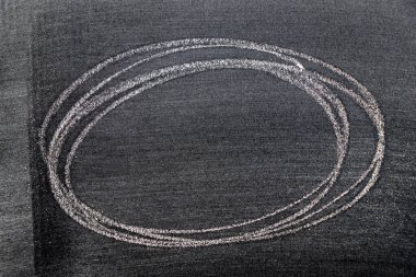 Beyaz renkli tebeşirle çizilen el veya siyah tahta arka planda oval şekil