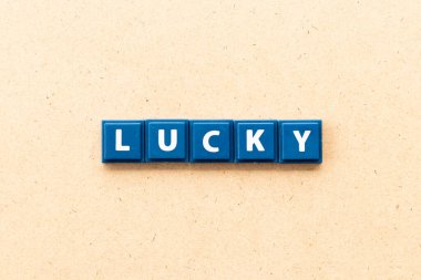 Sözcüklerle döşeme harfi Tahta zemin üzerinde şans