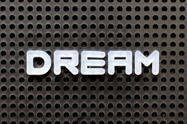 Siyah tahta zemin üzerinde kelime rüyası olan beyaz renk alfabesi