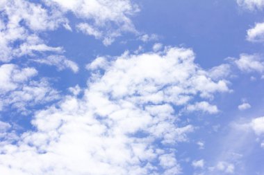 Beyaz bulutlu açık mavi gökyüzü