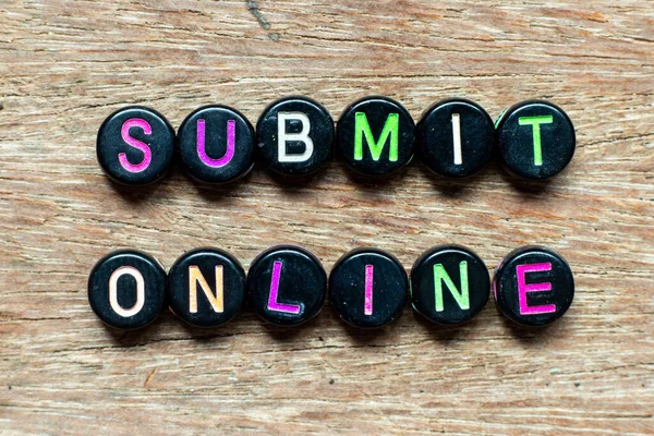 Kelimesi kelimesine siyah boncuk ahşap zemin üzerinde gönderilir