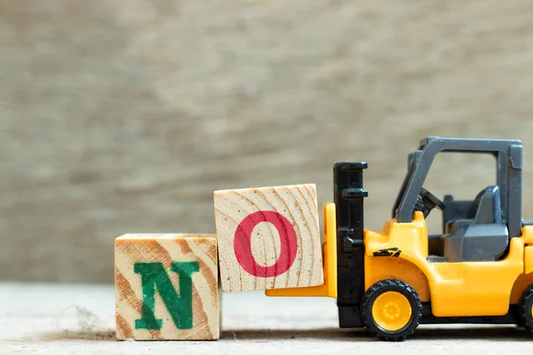 Spielzeug Gabelstapler Halten Buchstabe Block Vervollständigen Wort Nein Auf Holz — Stockfoto