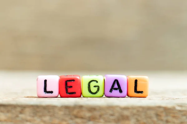 Bunte Perle Mit Schwarzem Buchstaben Wort Legal Auf Holzgrund — Stockfoto