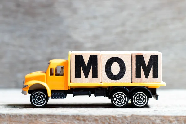 Ciężarówka Trzymać Blok Literowy Słowo Mama Tle Drewna — Zdjęcie stockowe