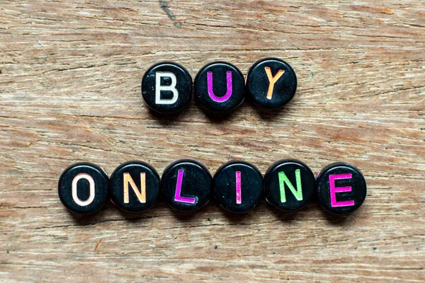 Schwarze Perle Mit Farbigem Buchstaben Wort Online Kaufen Auf Holzgrund — Stockfoto