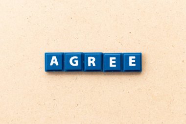 Kelimesi kelimesine döşeme, ahşap arka plan üzerinde anlaştık.