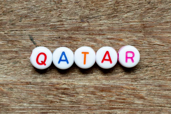 Perlina Bianca Con Lettera Colori Parola Qatar Sfondo Legno — Foto Stock