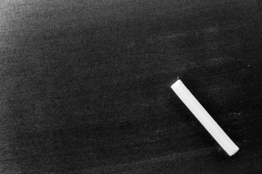 Grunge beyaz tebeşir desenli ve boş karatahta zemin üzerinde kopya alanı ile tebeşir