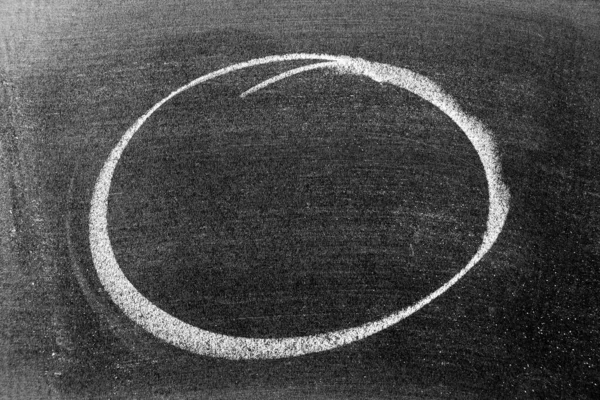 Weiße Kreidezeichnung Kreis Oder Oval Auf Schwarzem Hintergrund — Stockfoto