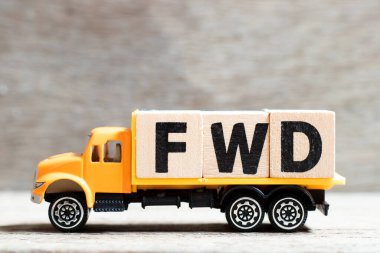 Tahta arkaplan üzerinde FWD (ileri kısaltması) sözcüğündeki harf bloğu