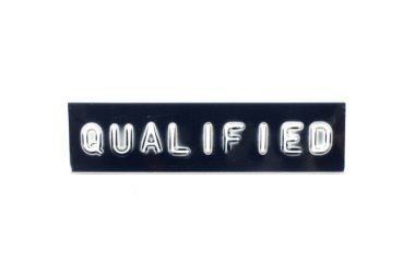 Sözcük nitelikli kabartmalı siyah afiş beyaz arkaplan