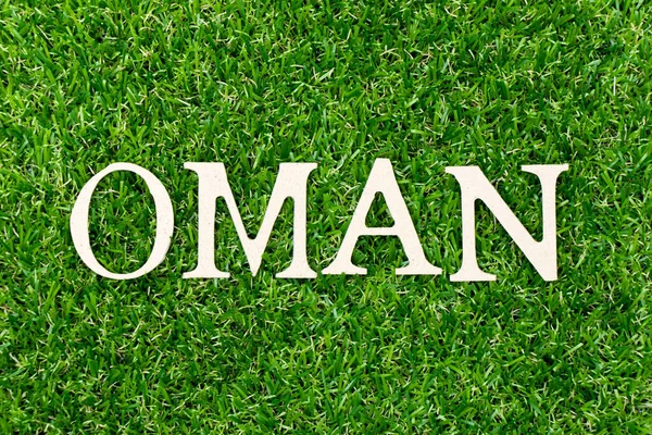 Ahşap harfler yeşil çimenli arka planda.